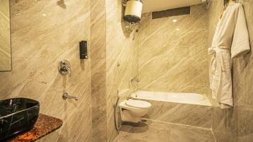 Comfort-Suite | Badezimmer | Duschwanne, kostenlose Toilettenartikel, Handtücher, Seife