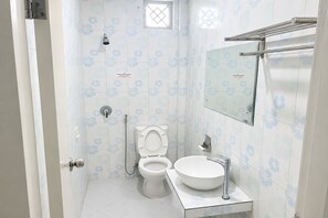 Regadera, regadera tipo lluvia, amenidades de baño gratuitas, bidet 