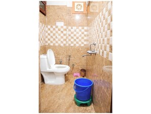 Ducha, cabezal de ducha tipo lluvia, pantuflas, toallas