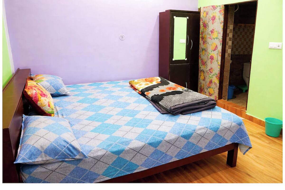Ropa de cama hipoalergénica, escritorio y sistema de insonorización 