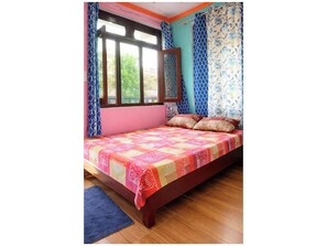 Ropa de cama hipoalergénica, escritorio y sistema de insonorización 