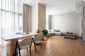 Phòng Suite Executive, quang cảnh một góc biển | Nội thất