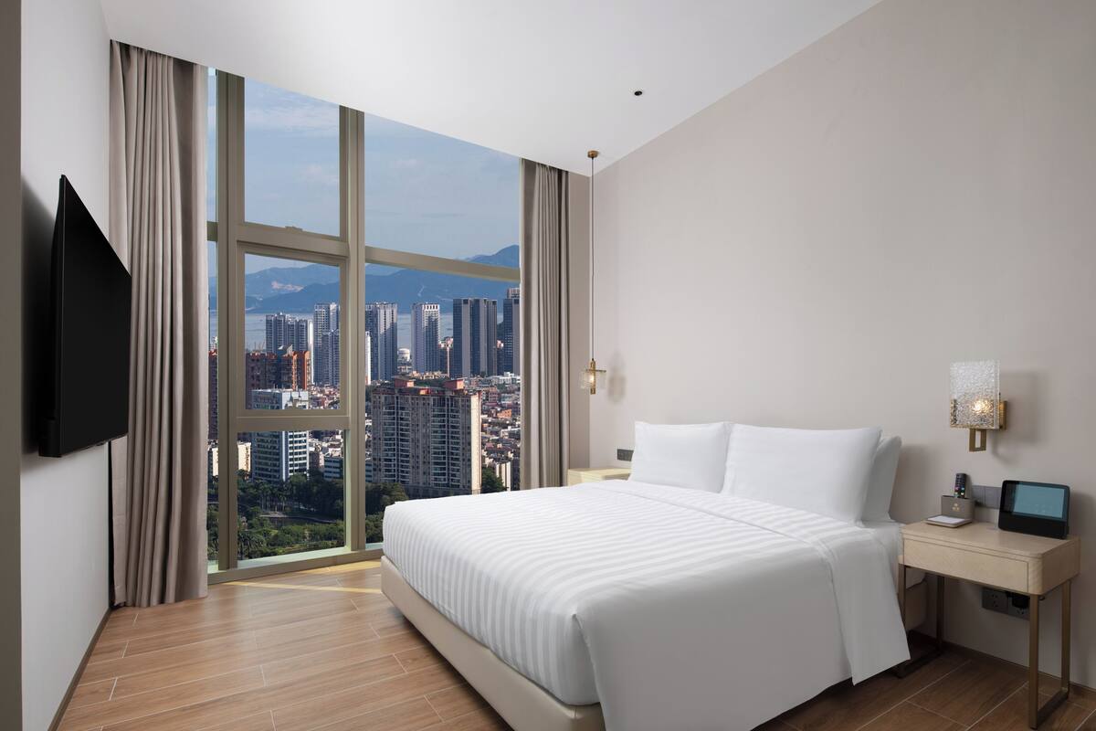 Phòng Suite Executive, quang cảnh một góc biển | Bàn 