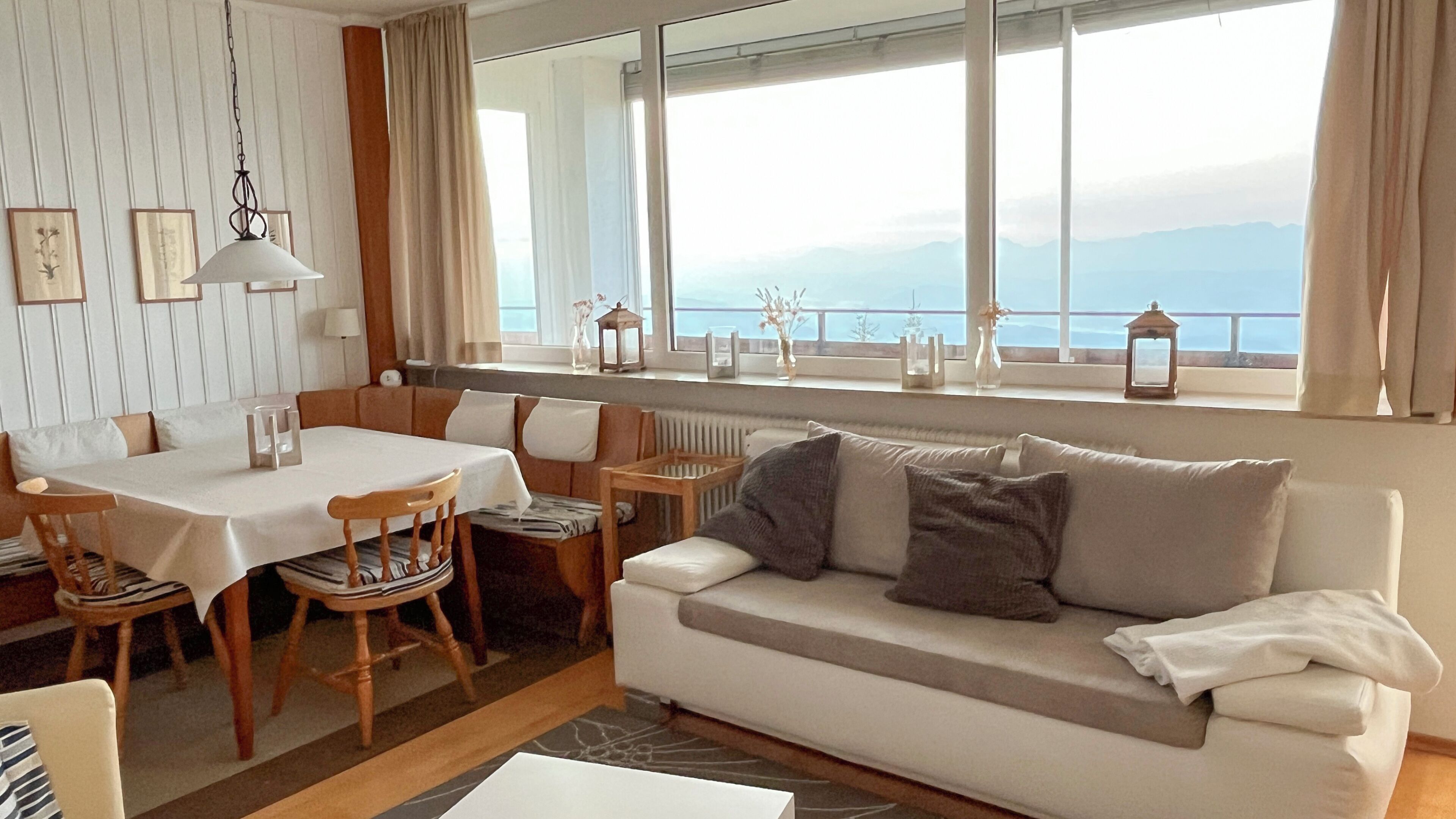 Ein Hotelzimmer mit Essbereich, einer Couch und Meerblick.