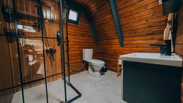 Maison, piscine privée | Salle de bain | Douche, articles de toilette gratuits, sèche-cheveux, chaussons