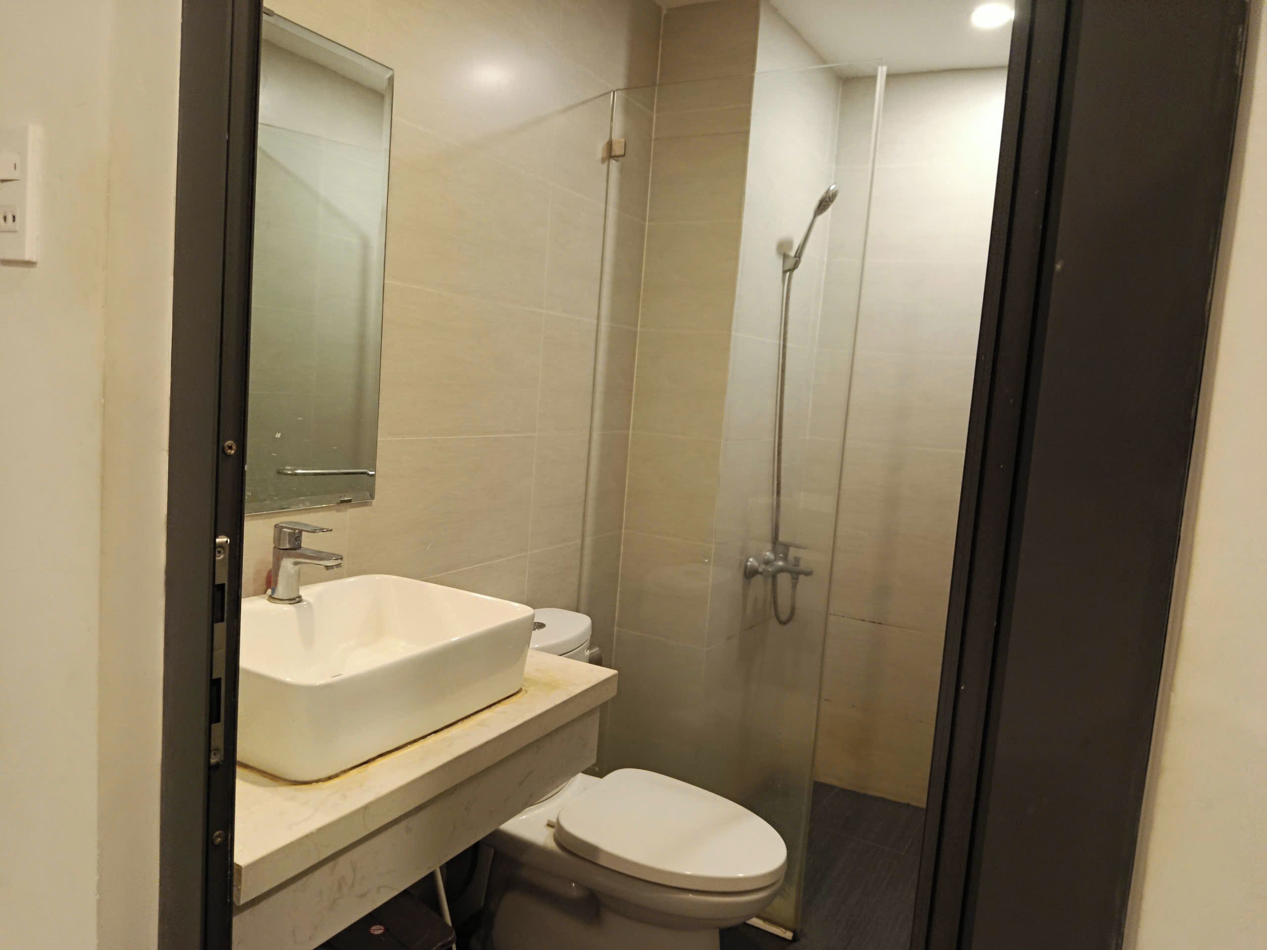 Quarto casal básico | Banheiro | Produtos de toalete grátis, secador de cabelo (mediante solicitação)