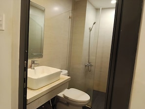 Basic Double Room | Bathroom | Free toiletries, hair dryer, towels, soap - Kingston Home (Nha Trang)