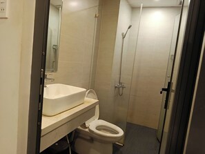 Basic Double Room | Bathroom | Free toiletries, hair dryer (on request), towels, soap - Kingston Home (Nha Trang)