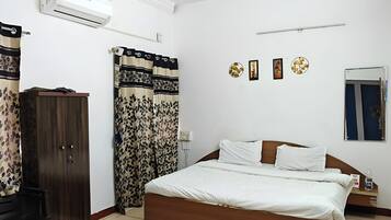 Deluxe Room | Desk, WiFi (free)