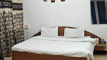 Deluxe Room | Desk, WiFi (free)