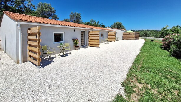 A building with a tiled roof, a gravel driveway, and a grassy area. - Private studio Guesthouse Casa Dani Portugal 3 persons nearby Tomar (Santarém)