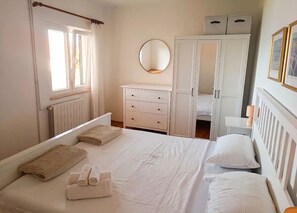A bedroom with a bed, a dresser, a wardrobe, and a mirror. - Apartment Duka "for 6" - 100m sandy beach + panoramic sea view + AirCon. & WiFi. (Lumbarda)