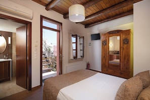 Caixa forta a l'habitació i planxa i posts de planxar 
