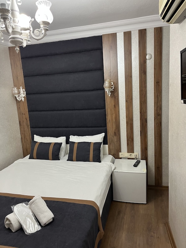 Habitación doble económica | Espacio para trabajar con laptop, wifi gratis y ropa de cama