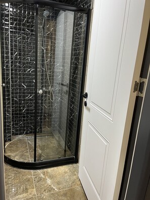 Habitación doble económica | Baño | Regadera, amenidades de baño gratuitas, secadora de cabello, toallas