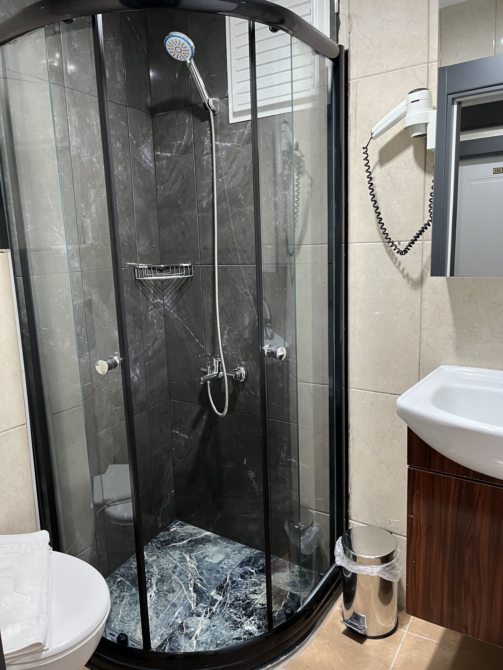 Economy Double Room | Bathroom | Shower, free toiletries, hair dryer, towels