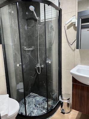 Economy Double Room | Bathroom | Shower, free toiletries, hair dryer, towels - New Room Hotel (İstanbul)