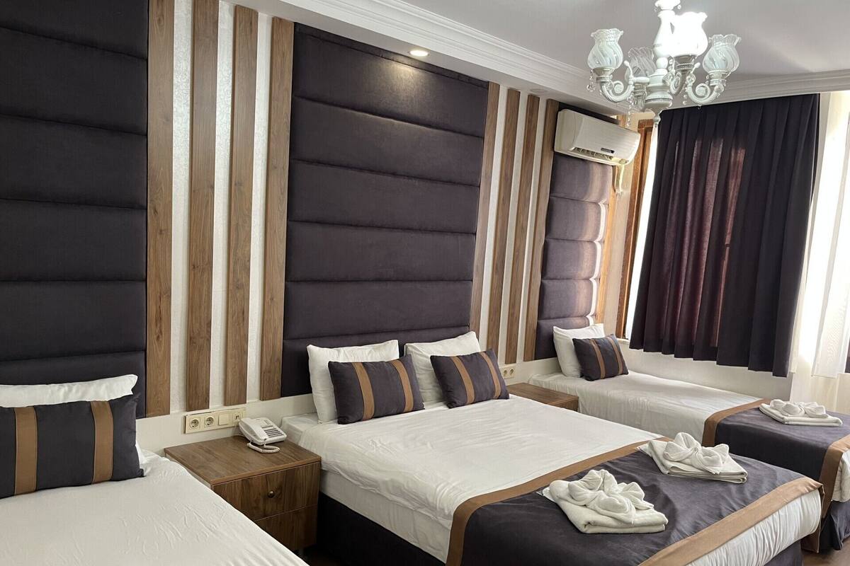 Espaço de trabalho para notebook, Wi-Fi de cortesia, roupa de cama