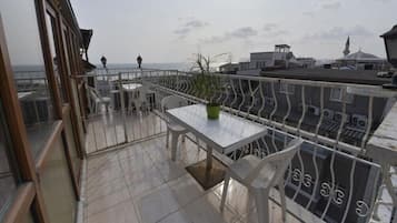 Standardzimmer, Meerblick | Laptopgeeigneter Arbeitsplatz, kostenloses WLAN, Bettwäsche