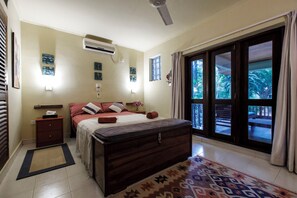 Room - SECLUDED RETREAT FOR COUPLES - A/C- WIFI (Hikkaduwa)