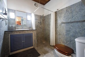 Bathroom - SECLUDED RETREAT FOR COUPLES - A/C- WIFI (Hikkaduwa)
