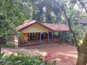 Exterior - SECLUDED RETREAT FOR COUPLES - A/C- WIFI (Hikkaduwa)
