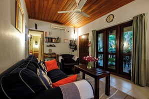 Living area - SECLUDED RETREAT FOR COUPLES - A/C- WIFI (Hikkaduwa)