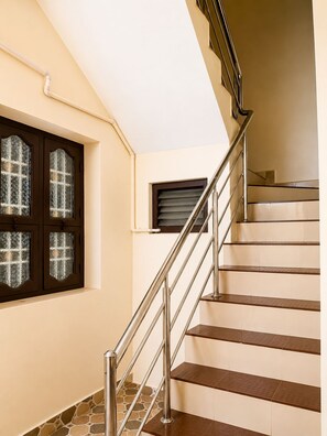 A staircase with metal railings and a tiled floor. - Sri Abirami Homestays - Residency (Tiruvannamalai)