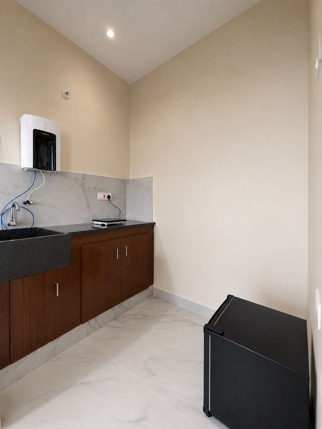 Una cocina moderna con lavavajillas integrado, un fregadero y armarios de madera.