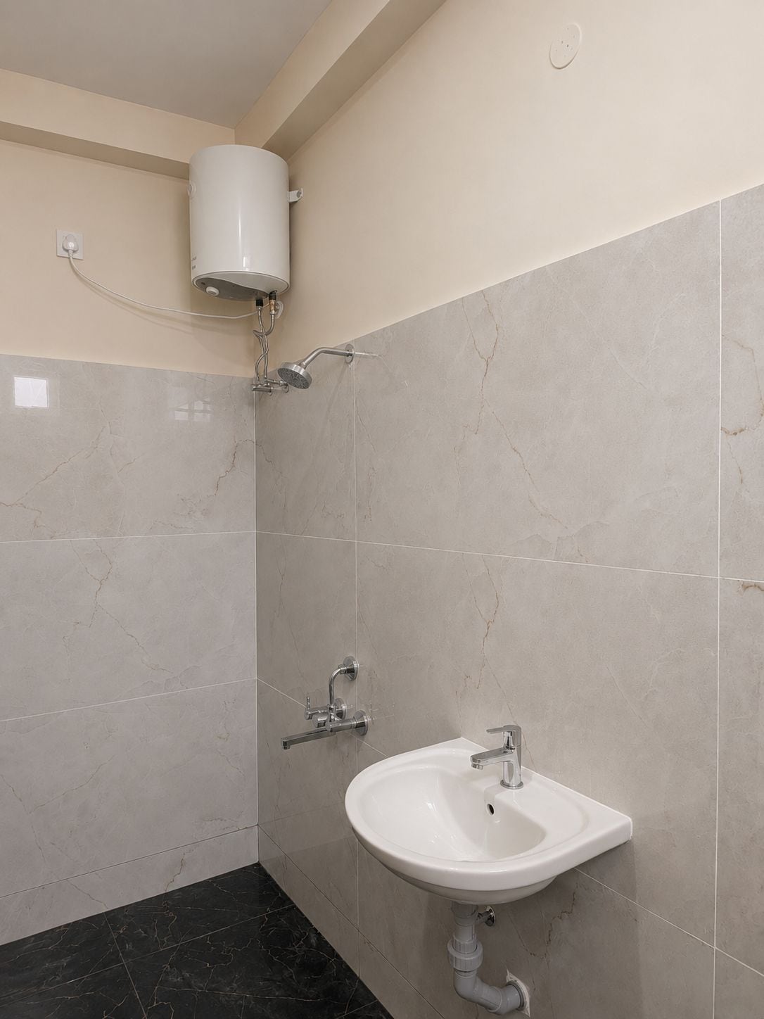 Un baño con ducha, lavamanos e inodoro.