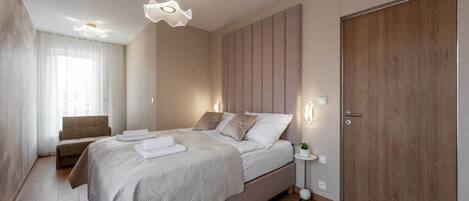 Tabla de planchar con plancha, wifi y ropa de cama