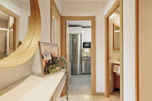 Una cocina moderna con electrodomésticos de acero inoxidable, microondas y lavavajillas.