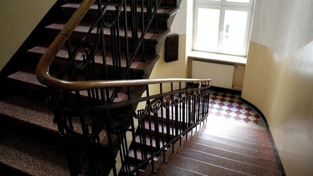 A staircase with a handrail and a checkered floor pattern. - Lazienki park Bagatela street Top floor apartment with lift (Warszawa)