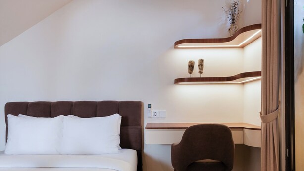 A bedroom with a bed, a desk, and a chair. - Kamala Villa by Betterplace (Pecatu)