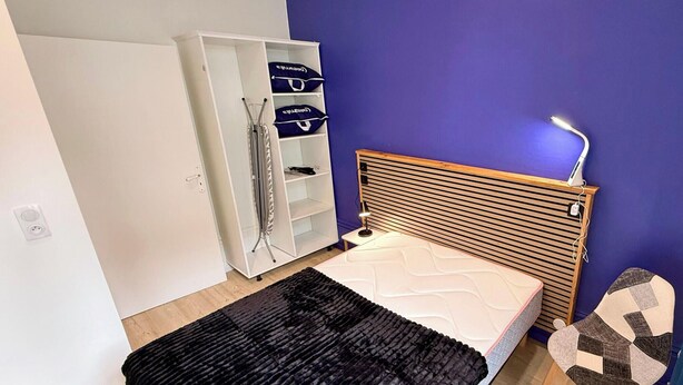 A bedroom with a bed, a wardrobe, a desk with a lamp, and a chair. - Fenestre La Bourboule Park (4 people) (La Bourboule)