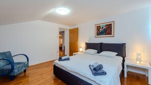4 bedrooms, iron/ironing board, WiFi (free), bed sheets