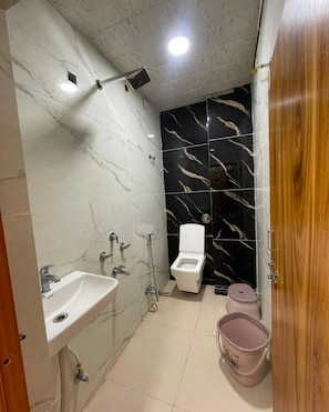 Shower, towels, soap, toilet paper - Hotel Aaradhya (Ujjain)