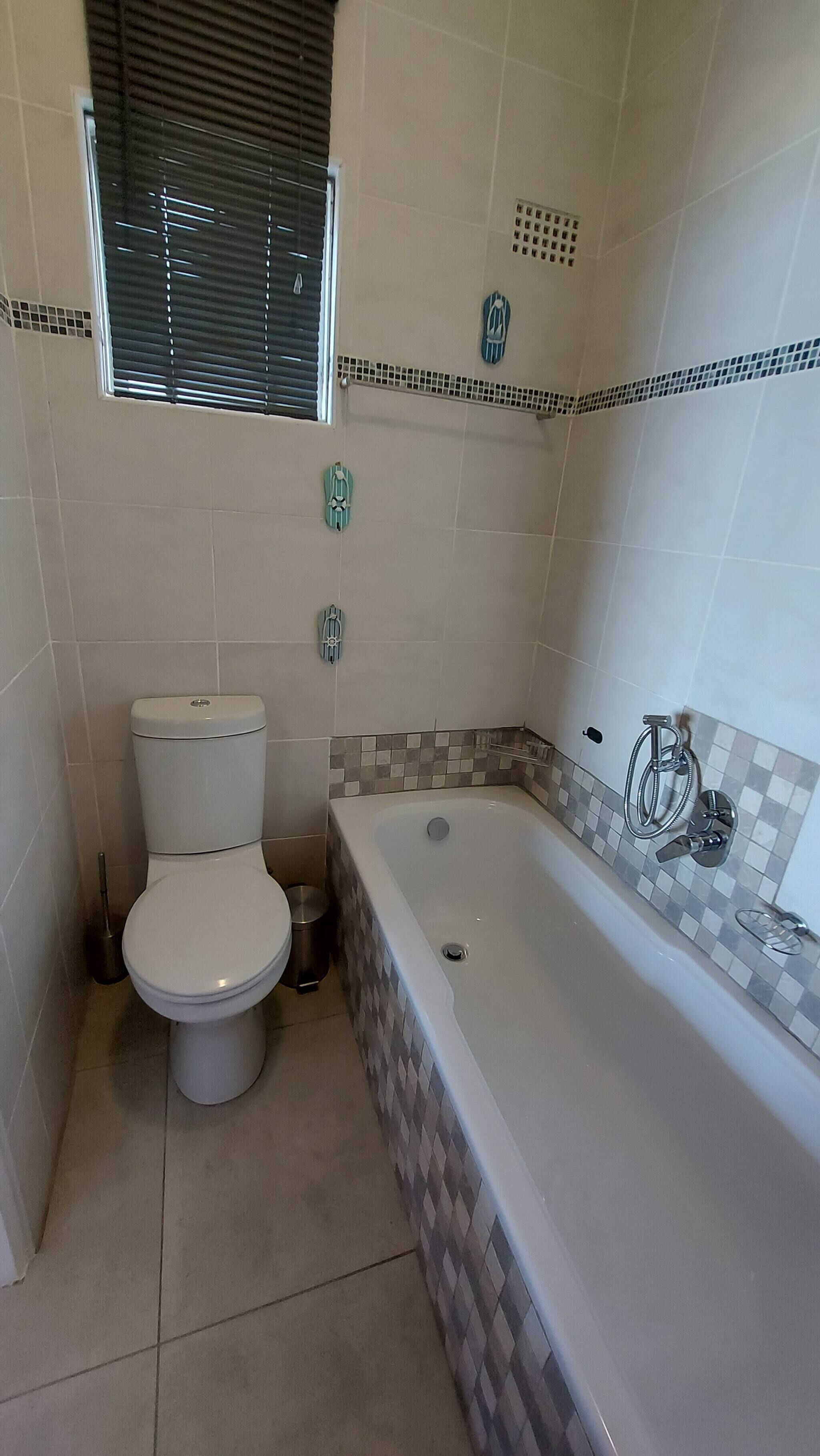 Un bagno con il water, una vasca e una doccia.