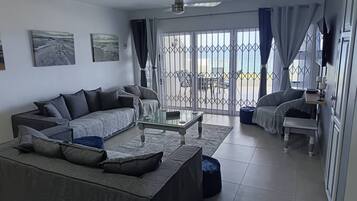 Apartment, 3 Bedrooms, Patio | Living room