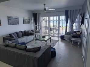 Apartamento, 3 habitaciones, patio | Sala de estar