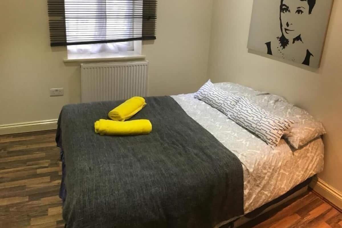 Habitación básica doble, 1 cama matrimonial, para no fumadores, patio | Wifi gratis y ropa de cama