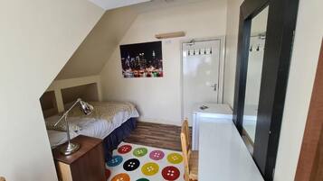 Habitación básica doble, 1 cama doble, no fumadores, patio | Wifi gratis