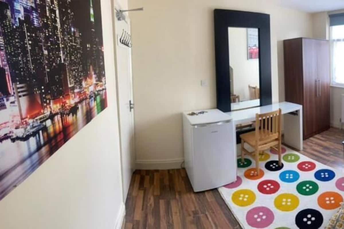 Basic Double Room (10A-30) | WiFi (free)