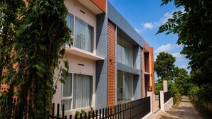 Un edificio moderno de dos pisos con amplios ventanales y fachada de ladrillo.