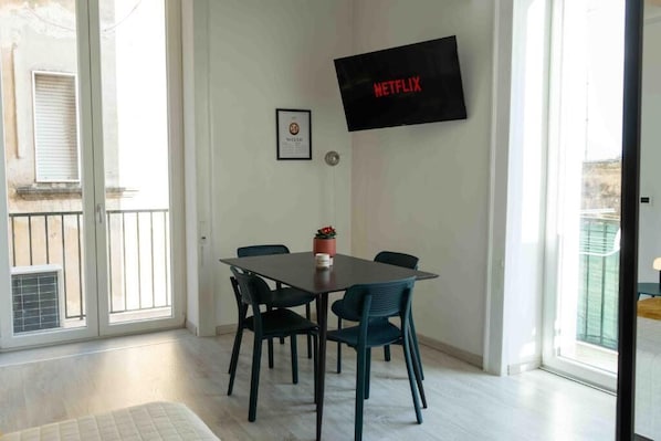 Superior-Vierbettzimmer, Balkon, Stadtblick | Speisen