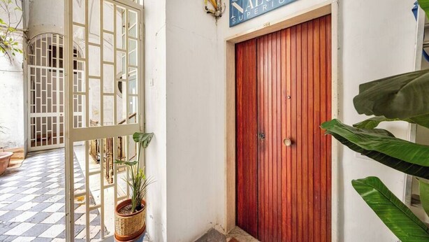 A hotel entrance with a red door, a sign above the door, and a tiled floor. - NALUSA ROOMS IN CENTRO A TOLEDO (Naples)