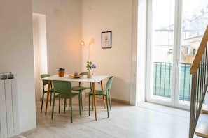 Premium-Vierbettzimmer, Balkon, Stadtblick | Speisen