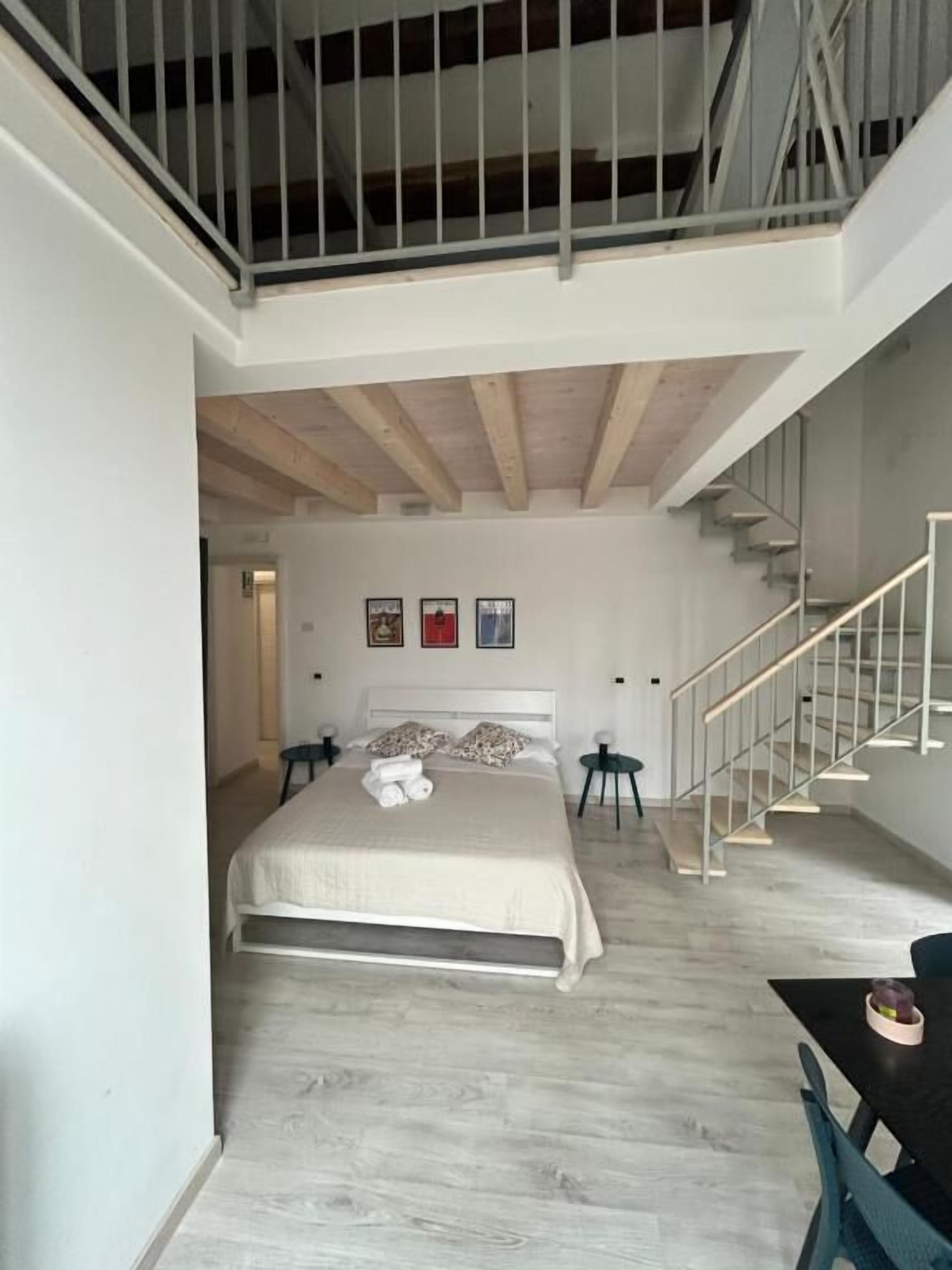 Quarto quádruplo superior, sacada, vista para a cidade | Quartos à prova de som, ferros/tábuas de passar roupa, Wi-Fi de cortesia
