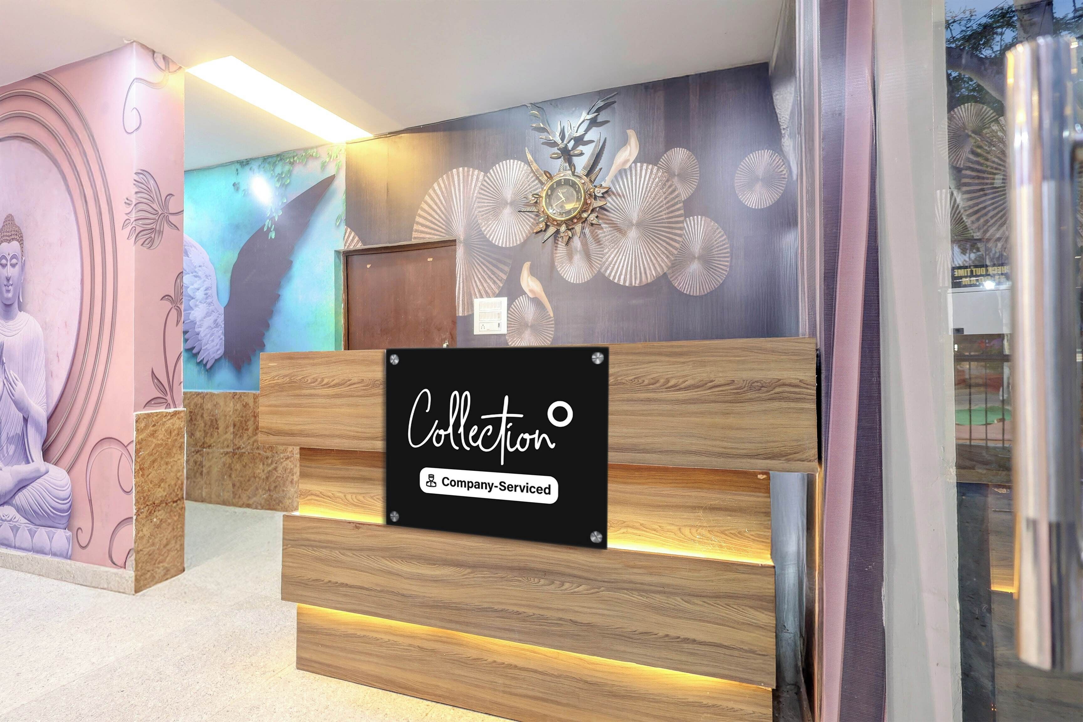 Una recepción con un cartel que dice 'Collector Company-Serviced'.
