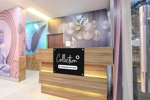 Una recepción con un cartel que dice 'Collector Company-Serviced'.